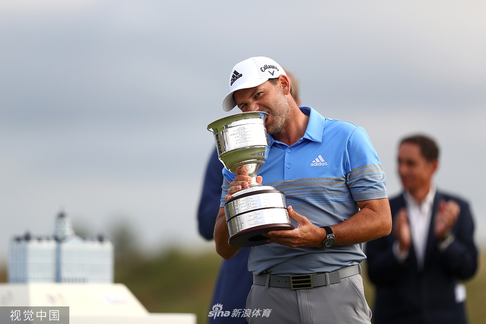 加西亚与球童在决赛轮中并肩作战，专注商讨关键击球策略