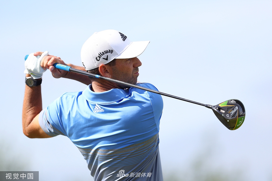 加西亚与决赛轮同组球员及裁判在记分处核对成绩，气氛紧张严肃