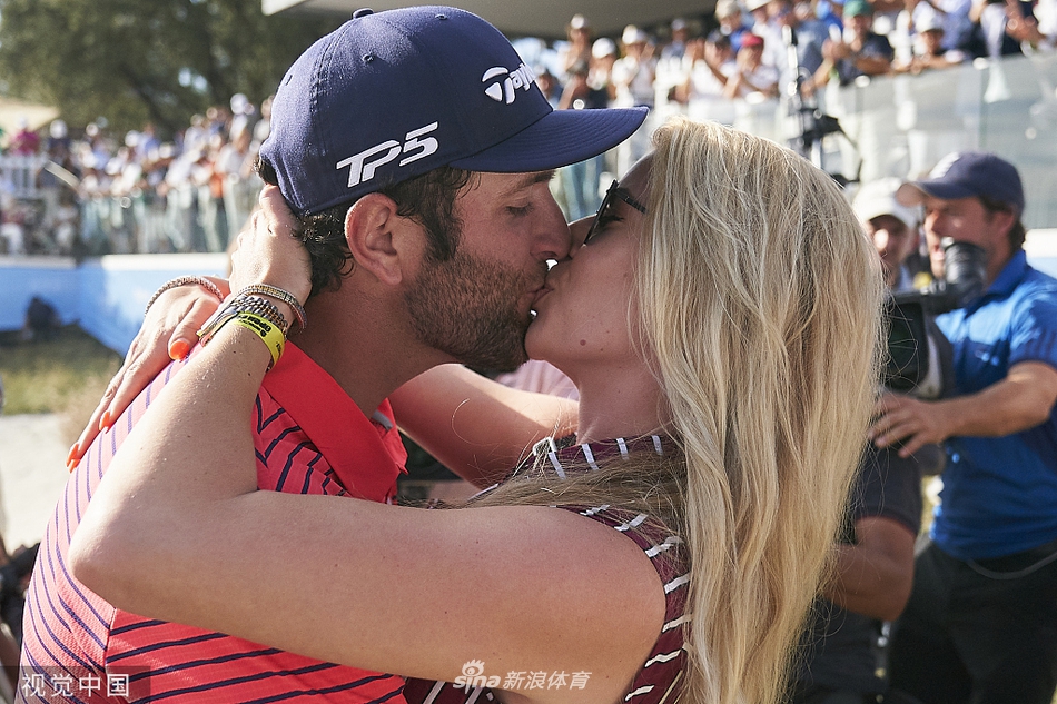 两人深情相拥，拉姆头戴冠军帽，笑容灿烂如马德里的阳光