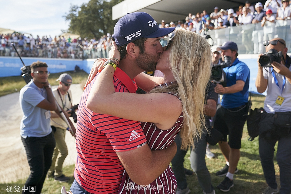 拉姆夺冠瞬间激情挥拳，身后是故乡熟悉的土地与蓝天