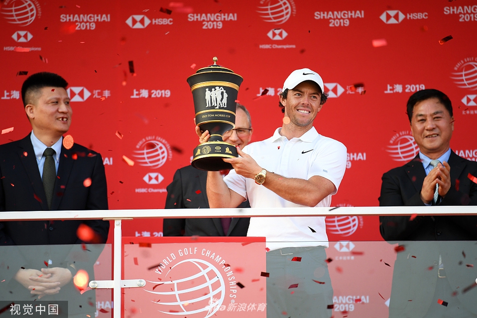 谢奥菲勒在球道中冷静观察球路,尽管身患流感仍坚持奋战