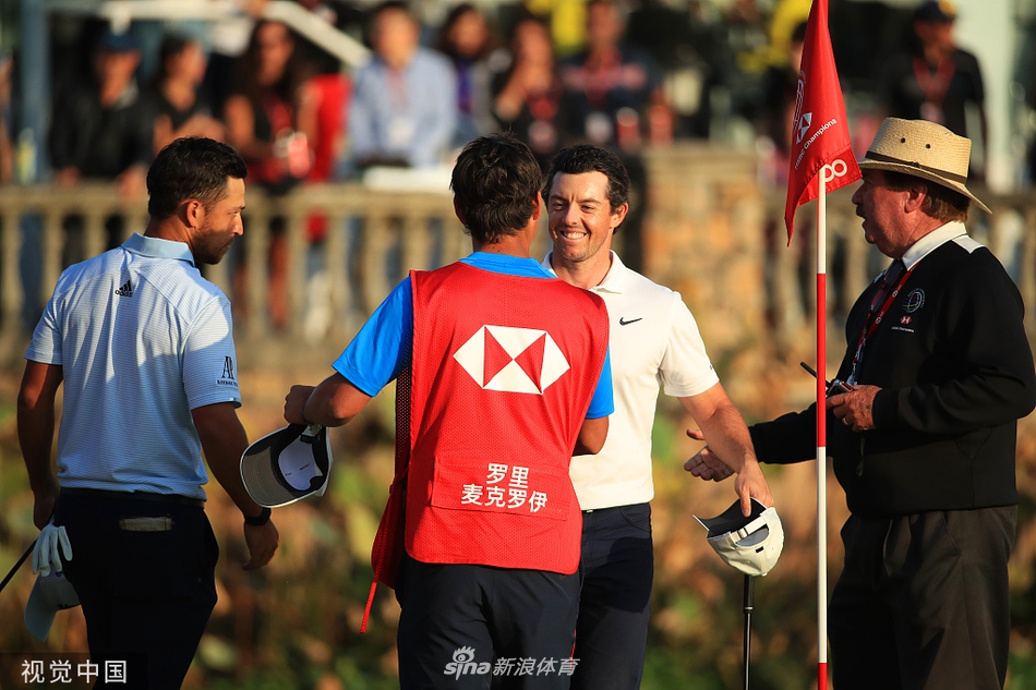 夜幕下的佘山俱乐部灯火通明,宛如一座为高尔夫而生的圣殿