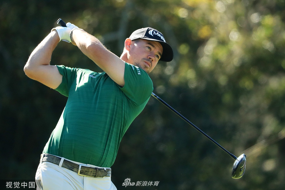 泰勒·邓肯在决赛轮中长草救球，展现了不屈的斗志，为其最终逆转夺冠埋下伏笔。