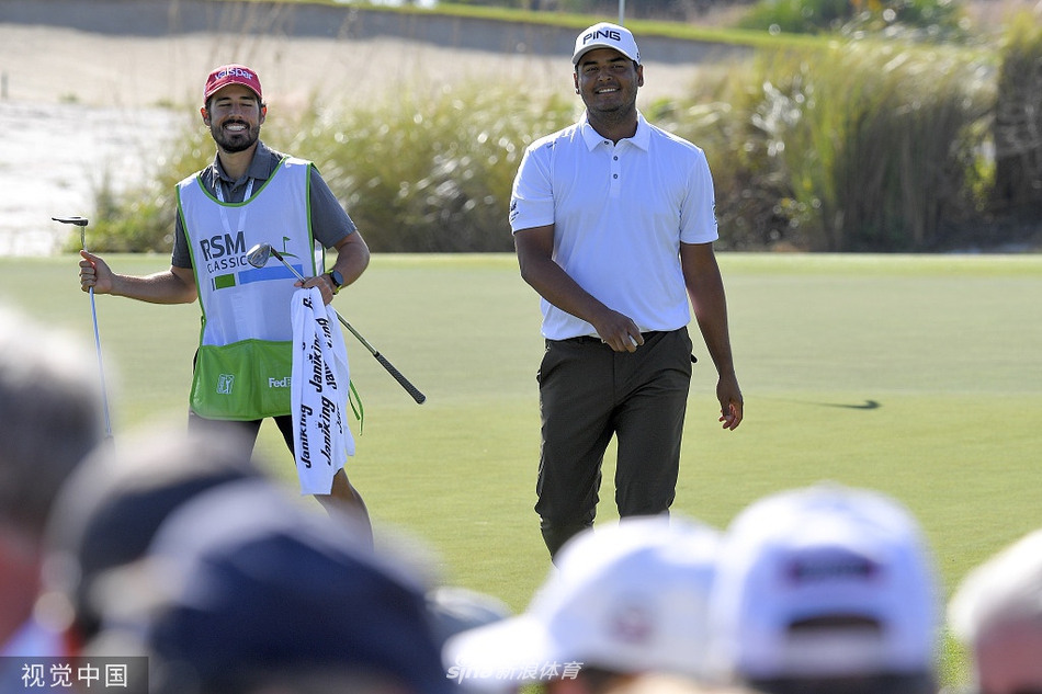 RSM精英赛决赛轮，观众聚集在果岭周围，屏息凝神观看决定冠军归属的推杆瞬间。