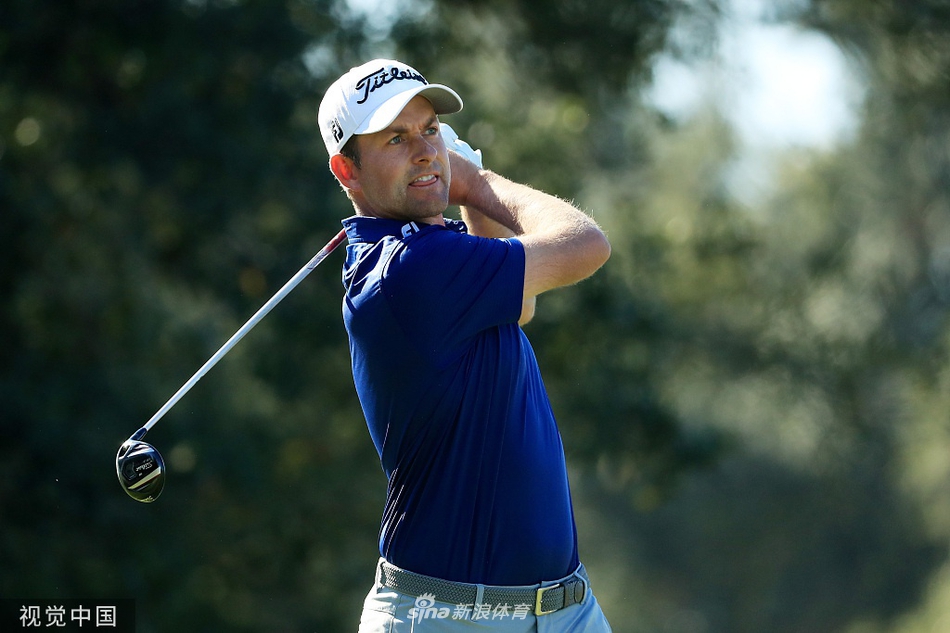 海岛度假村滨海球场的经典景观，碧水沙坑与绿茵果岭交织，考验着每一位球员的精准度。