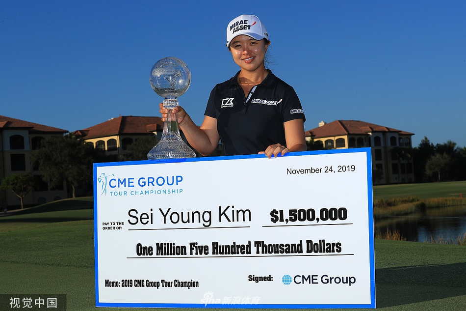 金世煐在球道中优雅挥杆，阳光勾勒出她专注的侧影，小白球划出一道优美的弧线飞向旗杆。