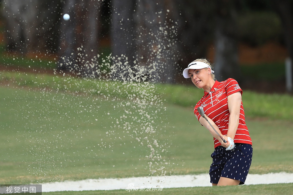 金世煐专注地观察果岭起伏，仔细研究推杆线路，展现出一位冠军球员的严谨与执着。