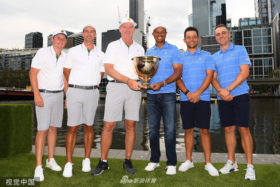 老虎伍兹与队员贾斯汀·托马斯、赞德·谢奥菲勒并肩而立,三位巨星笑容轻松,展示出美国队强大的团队凝聚力与赛前的从容姿态。