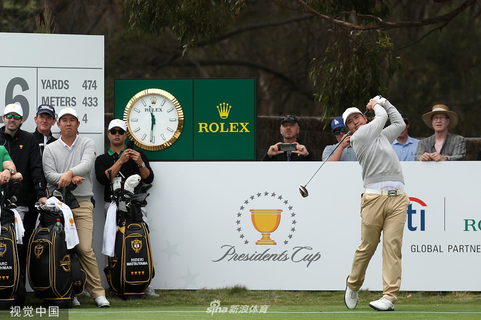 国际队新星在练习果岭上专注推杆，背景是墨尔本城市的美丽天际线