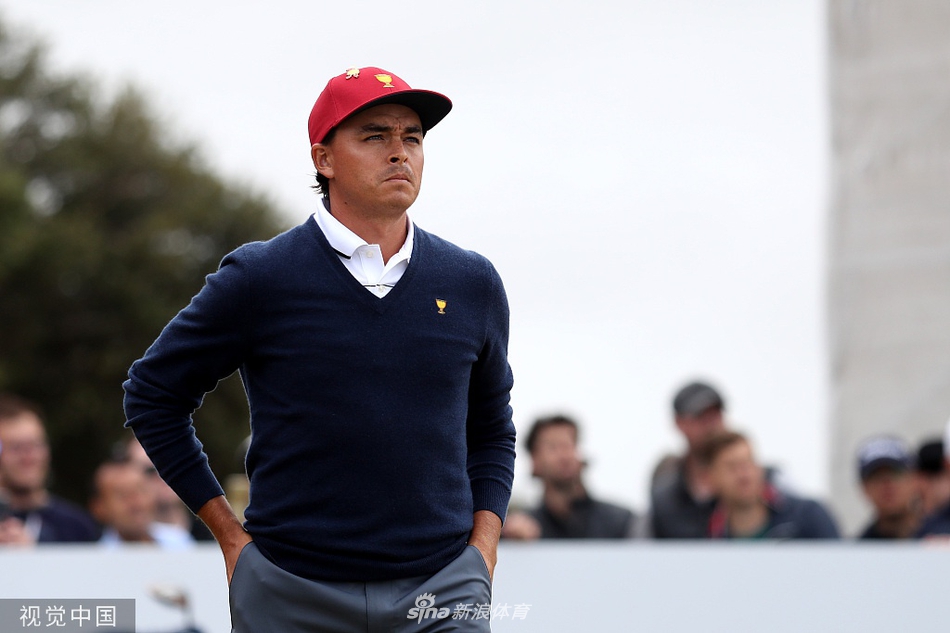 队长伍兹与核心队员围聚探讨战术，手绘的球场图是智慧与经验的碰撞