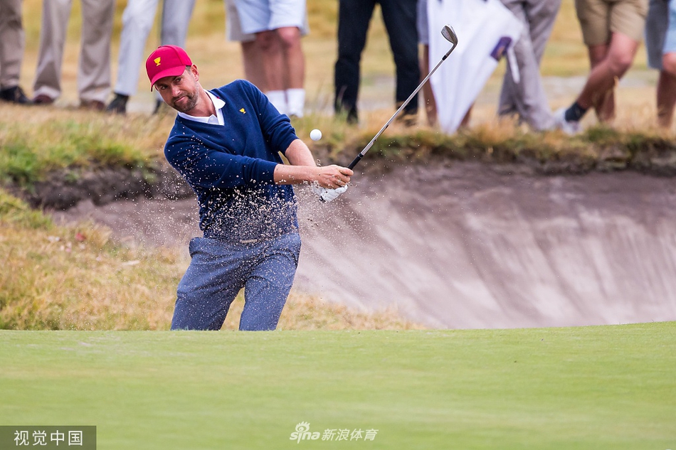 球员在沙坑中专注练习救球，沙粒飞扬间展现精准的距离控制与柔和手感