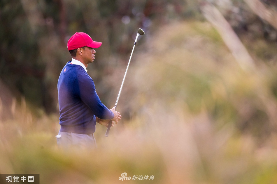 黄昏下的金斯顿希斯球场静谧而壮美，美国队的红色战袍为这片绿地点燃了战意