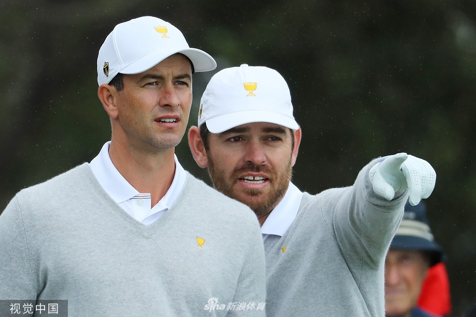 队长厄尼·埃尔斯凝神观察年轻队员挥杆，眼神中充满信任与期许