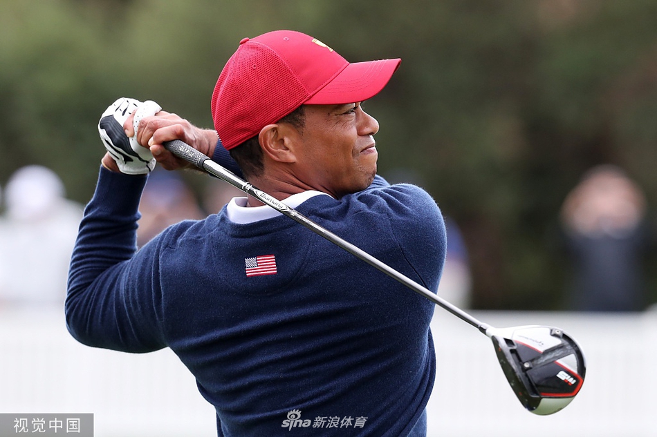老虎伍兹凝神注视果岭，阳光勾勒出他专注的侧影，仿佛在计算着制胜的路线