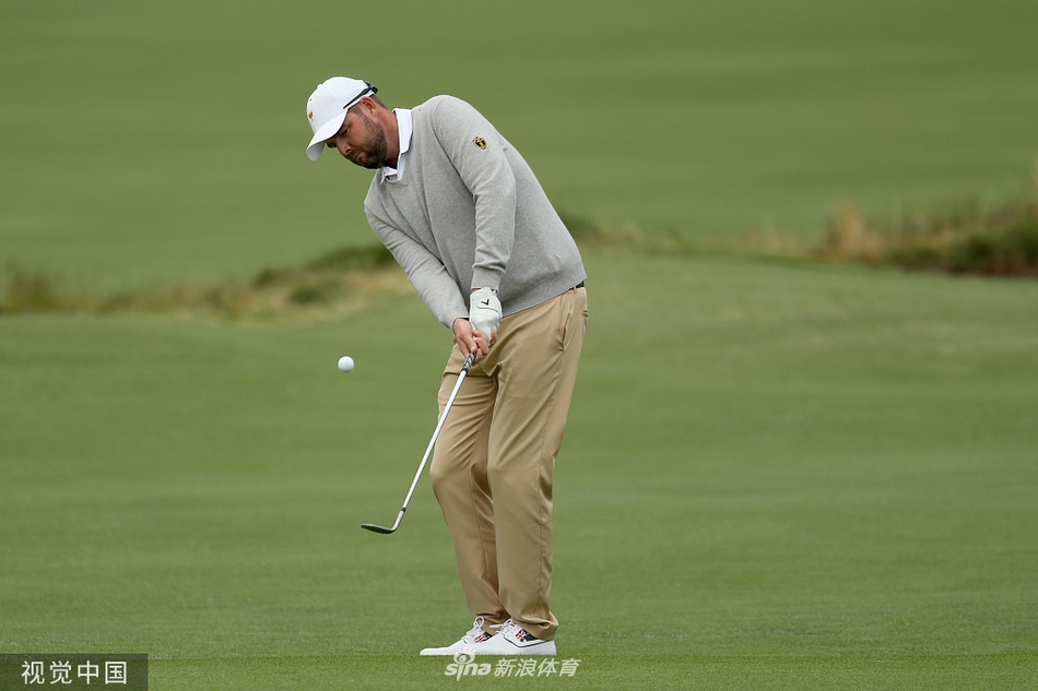 国际队队员在皇家墨尔本标志性的起伏球道上并肩前行，商讨攻果岭策略