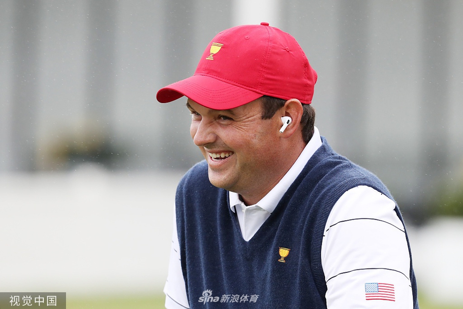 推杆练习区，球员俯身审视微小线路，决胜时刻的胜负往往在此一念之间