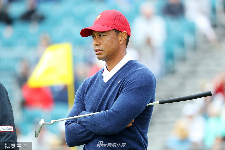 伍兹与队员并肩行走在球道上，队长与队友间信任的交流无声却有力