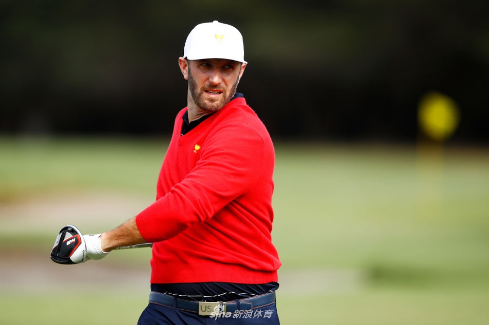 达斯汀·约翰逊在练习场全力挥杆,一号木划破空气,展现出无与伦比的力量感与爆发力。