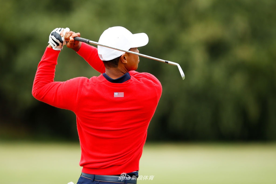 李昊桐与队友在练习轮中并肩走过皇家墨尔本的球道,笑容轻松,展现了团队之间融洽无间的氛围。