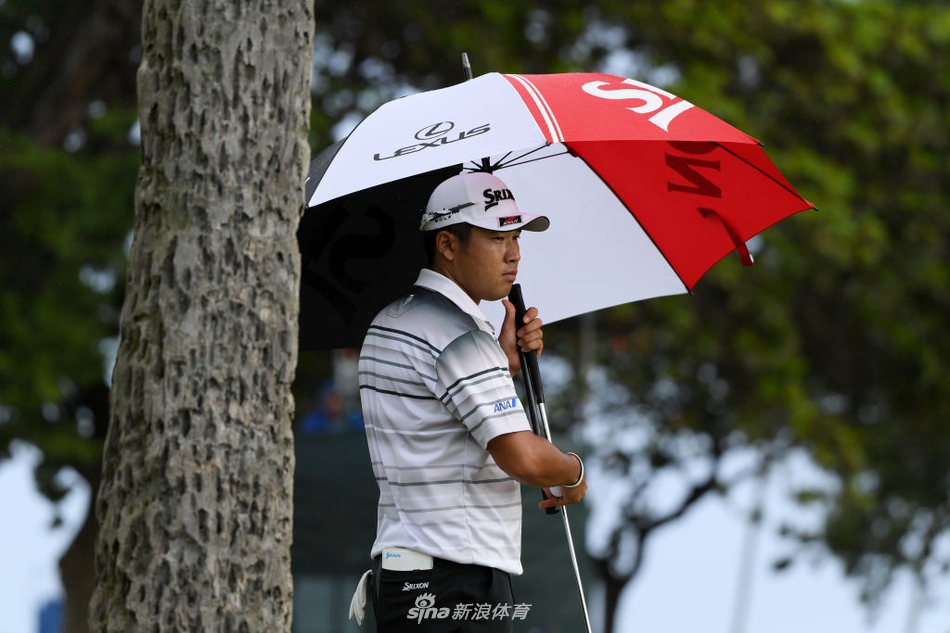 森川在强风中稳定挥杆,身体姿态保持完美平衡,专注的眼神紧盯着空中被风吹拂的小球轨迹。