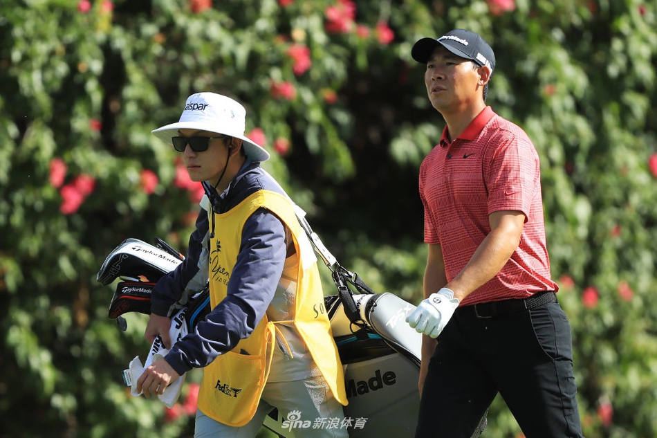 张新军从沙坑中成功救球,沙粒飞溅的瞬间凝固,显示出其精湛的短杆技术和临场应变能力。