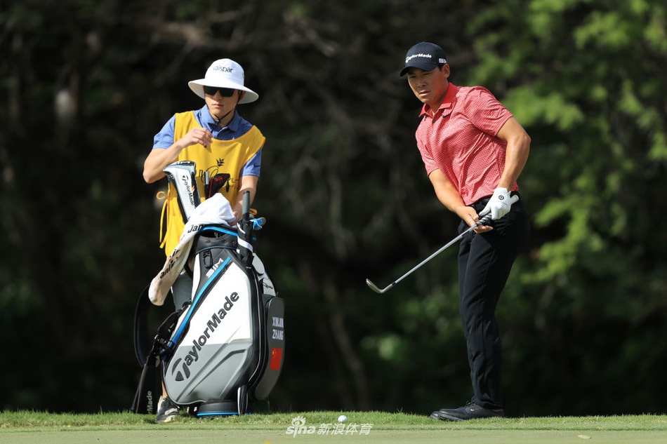 比赛间歇,张新军与球童在赛道上认真讨论策略,两人的专注神情体现了团队协作在比赛中的重要性。