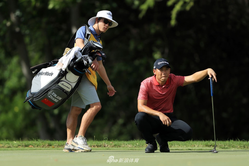 夕阳余晖洒在球场,张新军完成比赛后走在球道上,长长的影子与远方的棕榈树构成一幅宁静而富有故事感的画面。