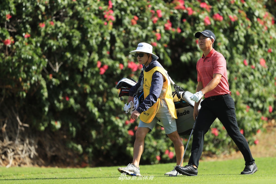 在开球台上,张新军全力挥杆,身体充分扭转,白色小球在夏威夷的晴空下划出一道有力弧线。