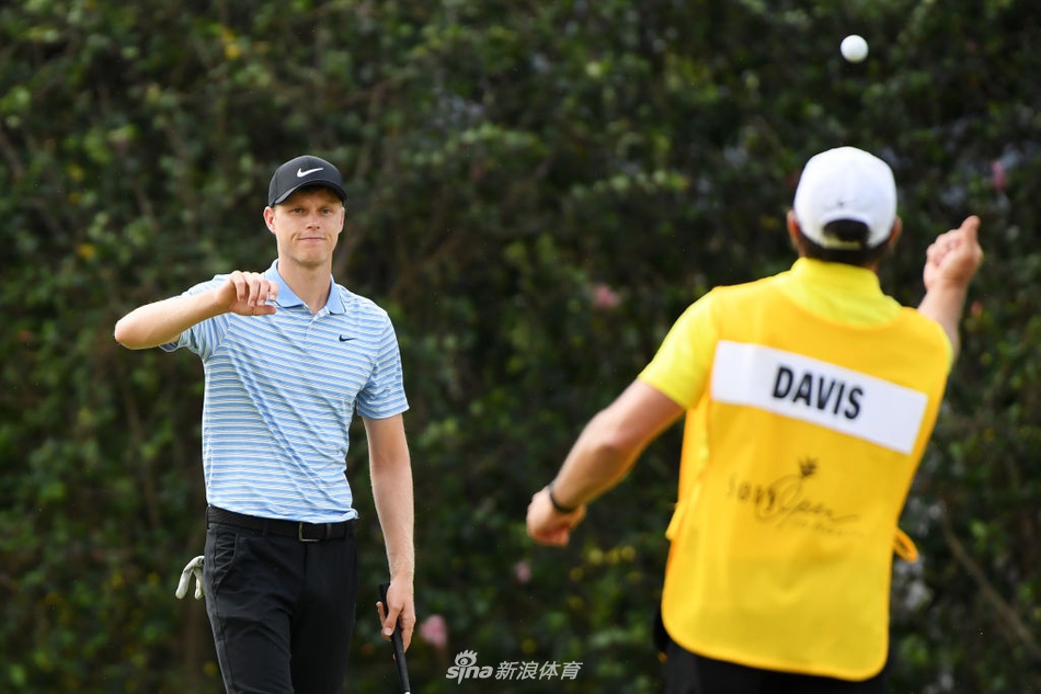 卡梅隆-戴维斯在蔚蓝天空下大力开球，身体完全舒展，球杆划出一道完美的弧线