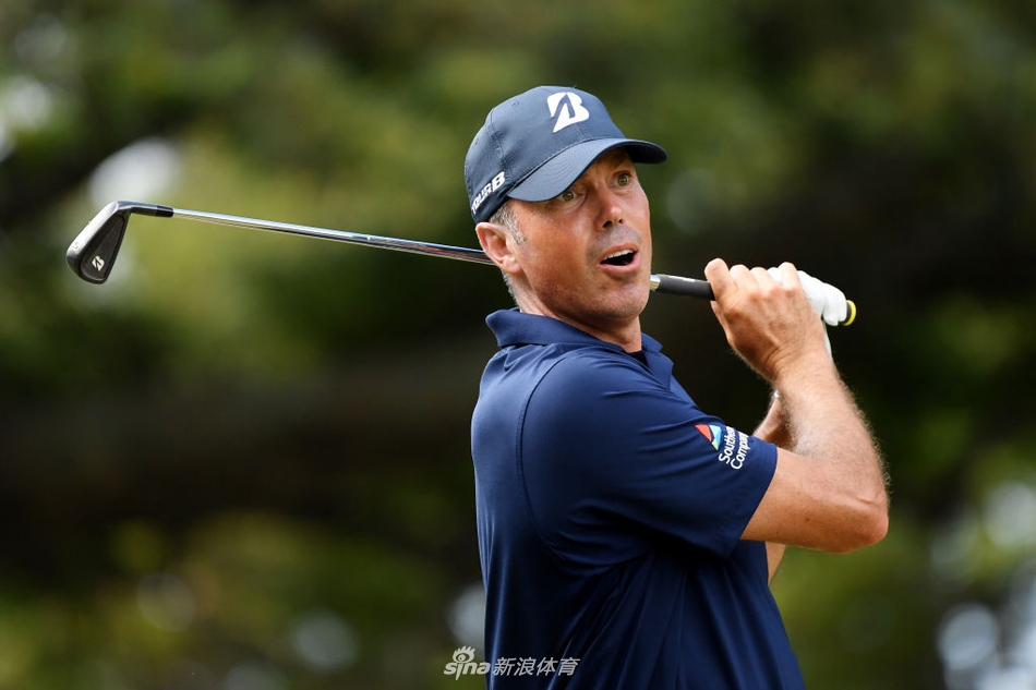 老将库查尔在沙坑中救球，表情专注，沙粒在阳光下如金子般飞扬