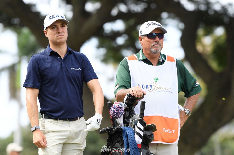 贾斯汀-托马斯遗憾地看着偏离轨道的球，手搭凉棚，身影在夕阳下拉长