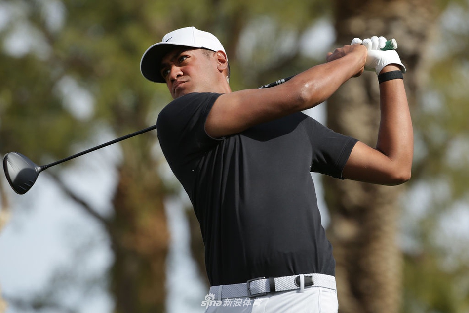 观众聚集在极具挑战性的体育馆球场第十六洞水障碍边，期待球员们上演惊险的闯关好戏