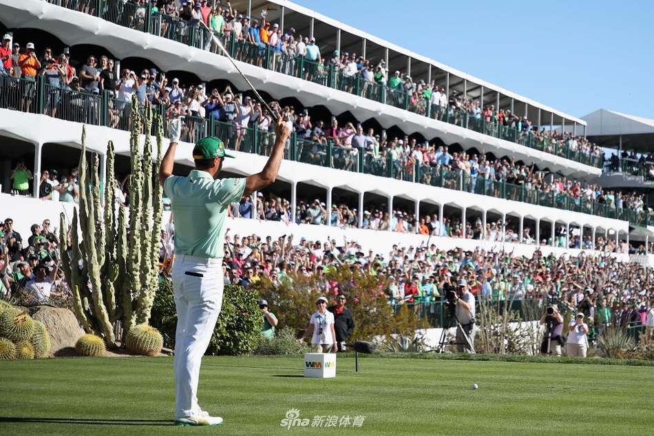 潘政琮在沙坑中处理困难球位,他正仔细评估击球路线,展示了在逆境中所需的精湛短杆技术和冷静心态。