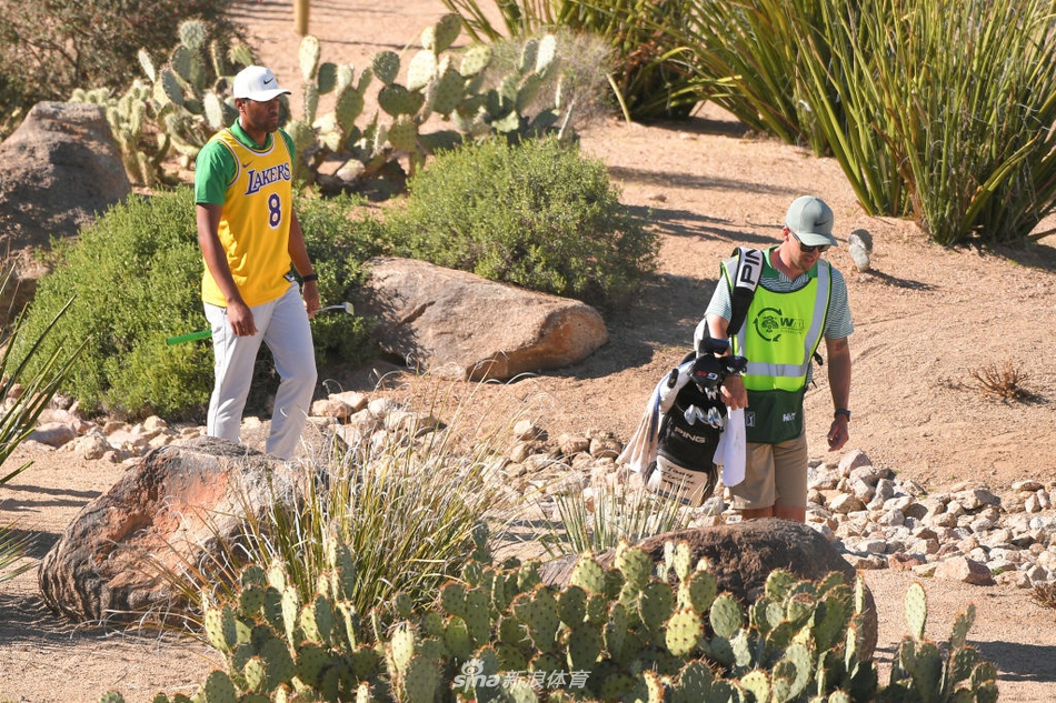 赛事领先者萨希斯·西加拉在万众瞩目下,于果岭边冷静审视推击线路,专注的神情与身后躁动的人群形成鲜明对比。