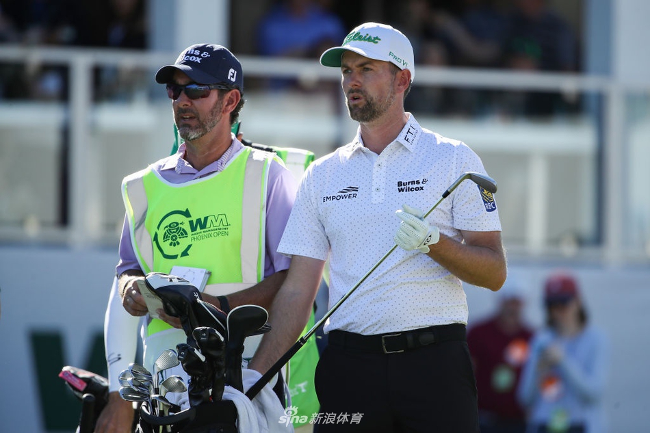 里奇·福勒在关键推杆进洞后振臂高呼,瞬间点燃了现场观众的热情,他鲜艳的着装与激动的表情成为赛场焦点。