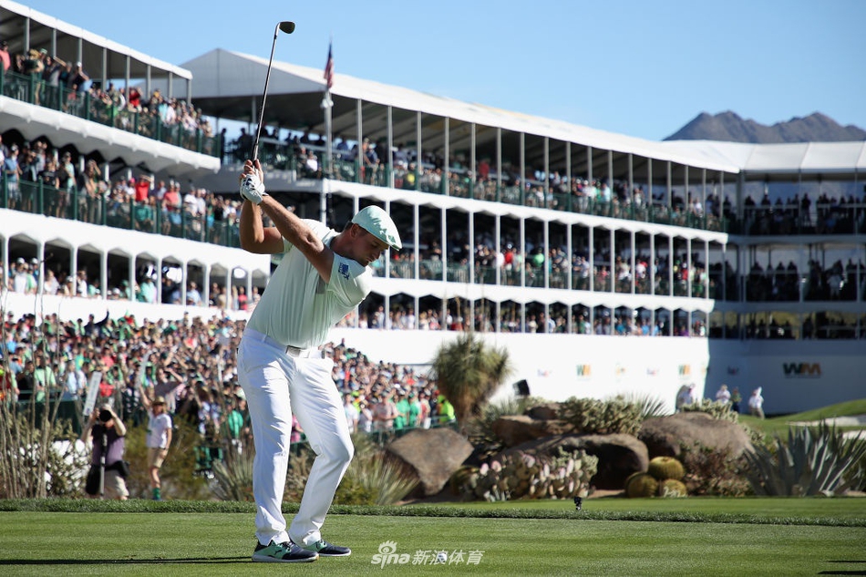 赞德·谢奥菲勒在球道中央优雅流畅地完成挥杆,阳光勾勒出他专注的侧影,尽显奥运冠军的技术稳定性。