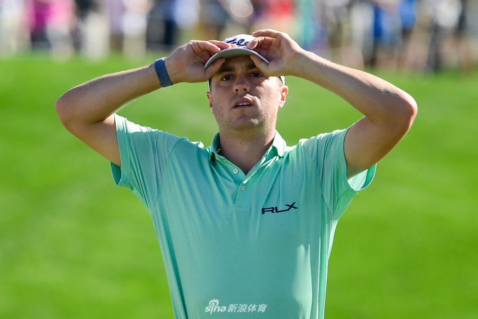 决赛轮开球前,科普卡与西加拉在练习果岭相邻而练,新旧势力的对决在宁静中酝酿,背景是亚利桑那州广阔的蓝天。