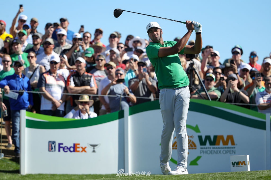 科普卡大力开球瞬间,身体充分扭转,力量感爆发,展现出这位大满贯冠军标志性的强悍球风。