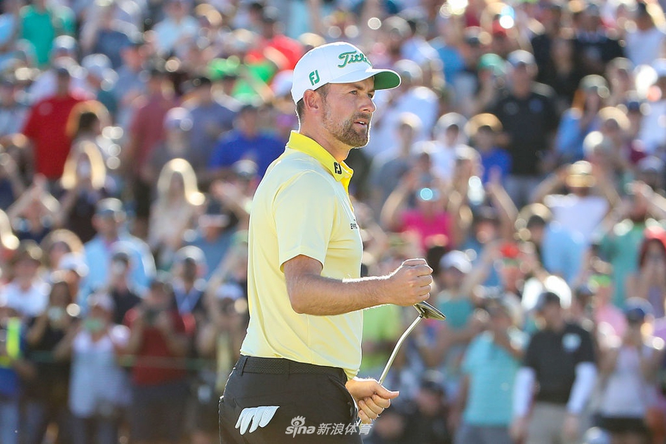 韦伯·辛普森与身着科比球衣的托尼·弗诺在果岭上紧紧拥抱，胜负之外是英雄相惜的友谊