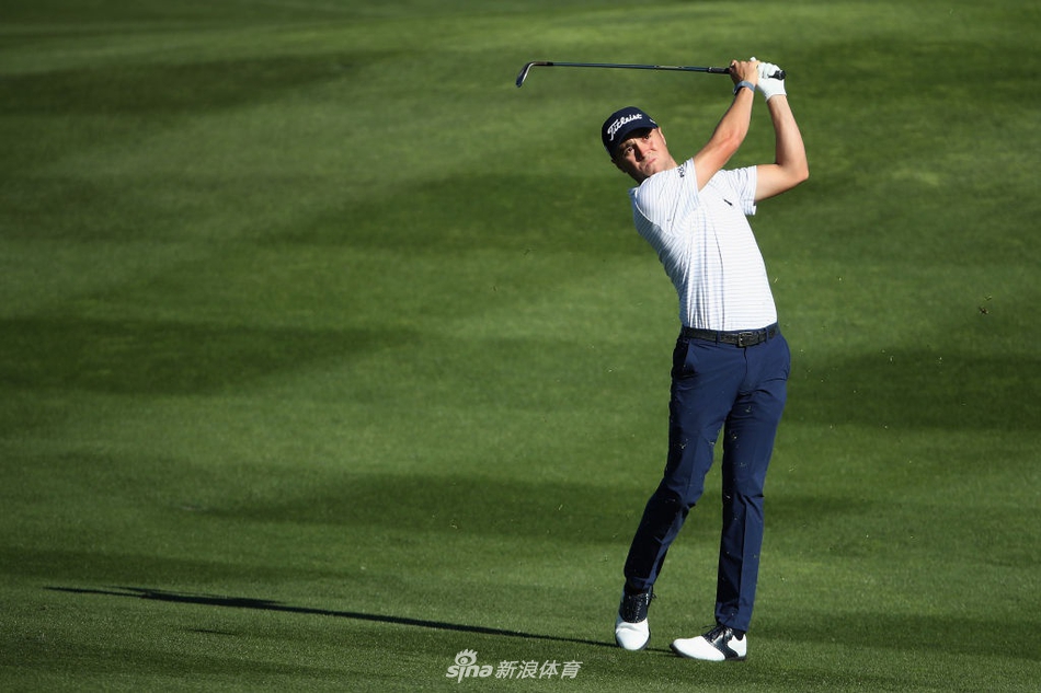 赛后，托尼·弗诺向观众挥手致意，表情复杂，既有感谢也有一丝未能如愿的遗憾