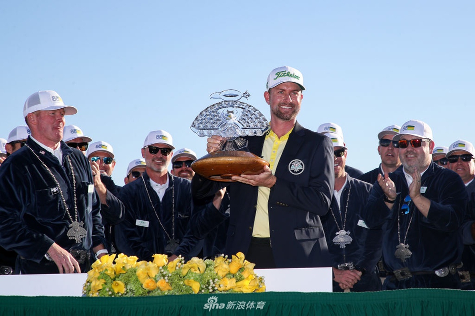 韦伯·辛普森俯身深情亲吻冠军奖杯，历经鏖战后的释放与荣耀尽在这一刻