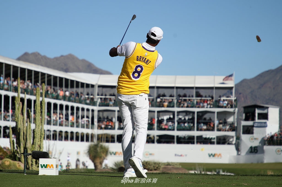 冠军韦伯·辛普森双手高高举起璀璨的WM菲尼克斯公开赛奖杯，四周的掌声与欢呼为其加冕