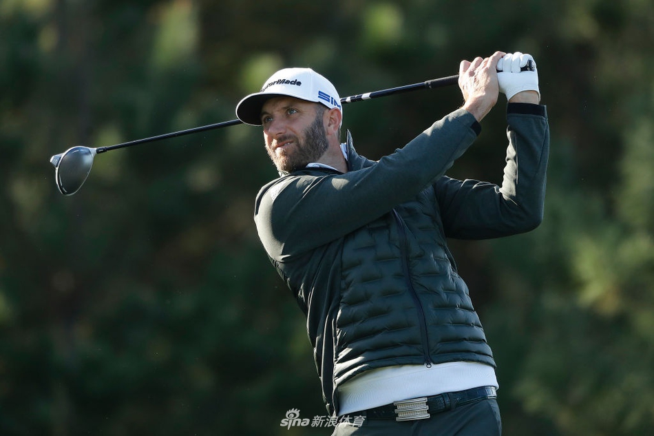 达斯汀·约翰逊在圆石滩练习日神情专注地凝视远方，海风拂过球场，他仿佛在思考击球策略