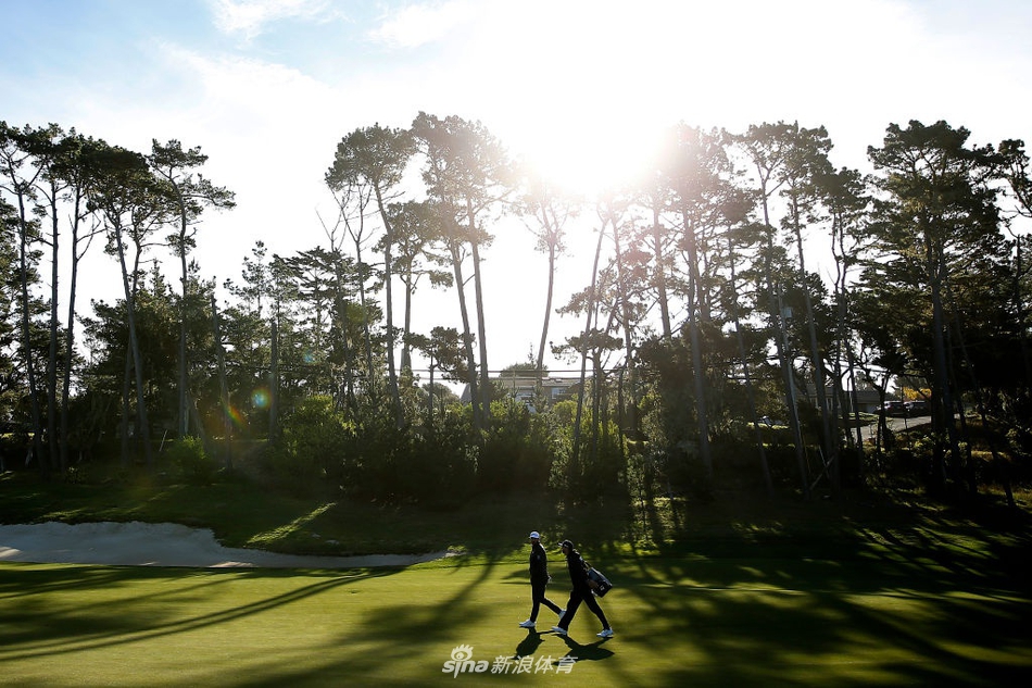 圆石滩配对赛练习日全景，多名球员在不同区域专注练习，背后是辽阔的太平洋与壮美的球场