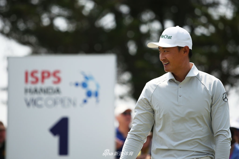 李昊桐完成一记精彩的沙坑救球后，露出略带放松的微笑，展现出良好的比赛心态