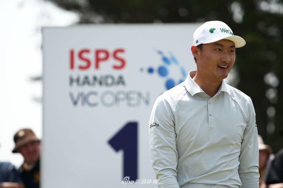 李昊桐在维克公开赛首轮比赛中，顶风沉稳挥杆，目光坚定地望向前方果岭