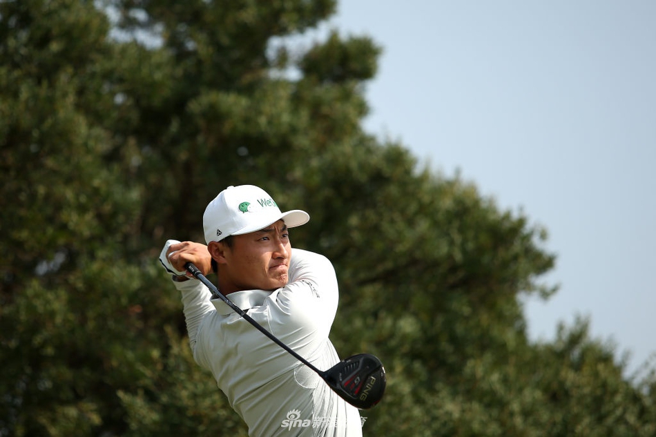 李昊桐在澳大利亚海边球场专注推杆，身后是典型的林克斯风格沙丘与草丛