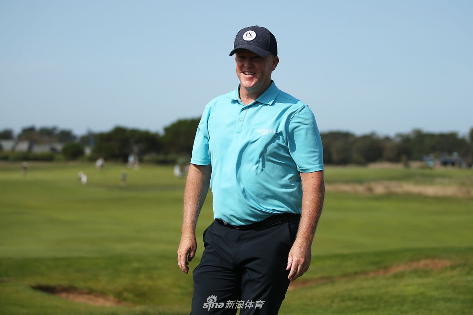 在第十八洞擒获锁定胜局的老鹰球后，李旻宇振臂欢呼，尽情释放内心的激动与喜悦。