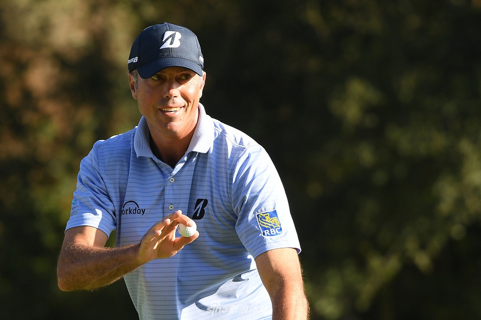 马特·库查尔在里维埃拉球道上凝神观察,他稳定的发挥是其领先的关键