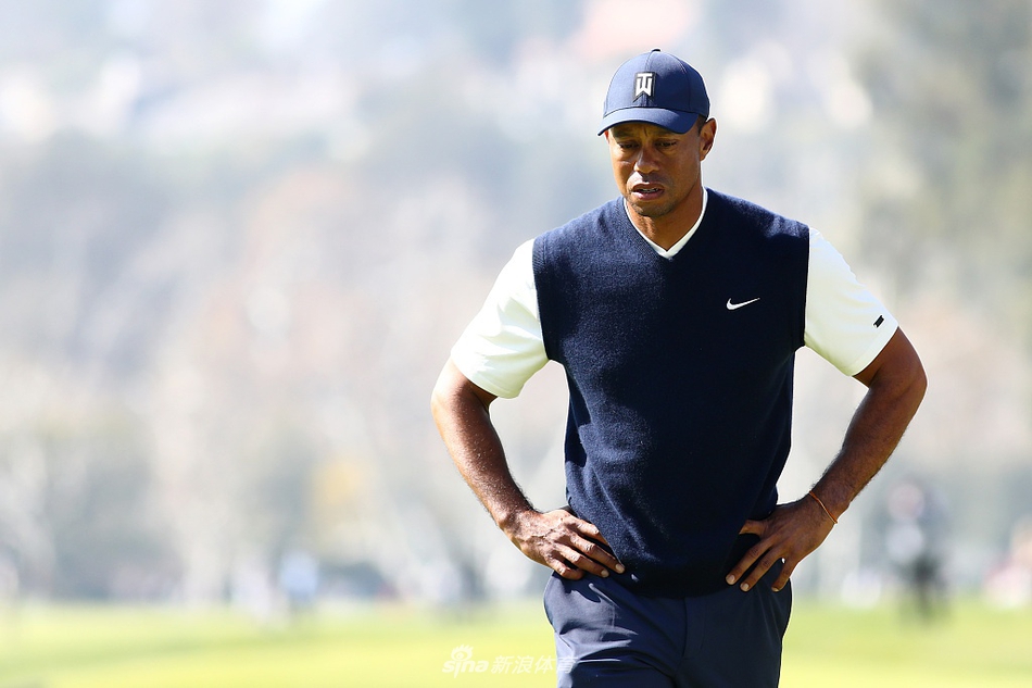 伍兹在里维埃拉第13洞果岭凝视推杆线,神情专注中透露出对棘手推击的审慎。